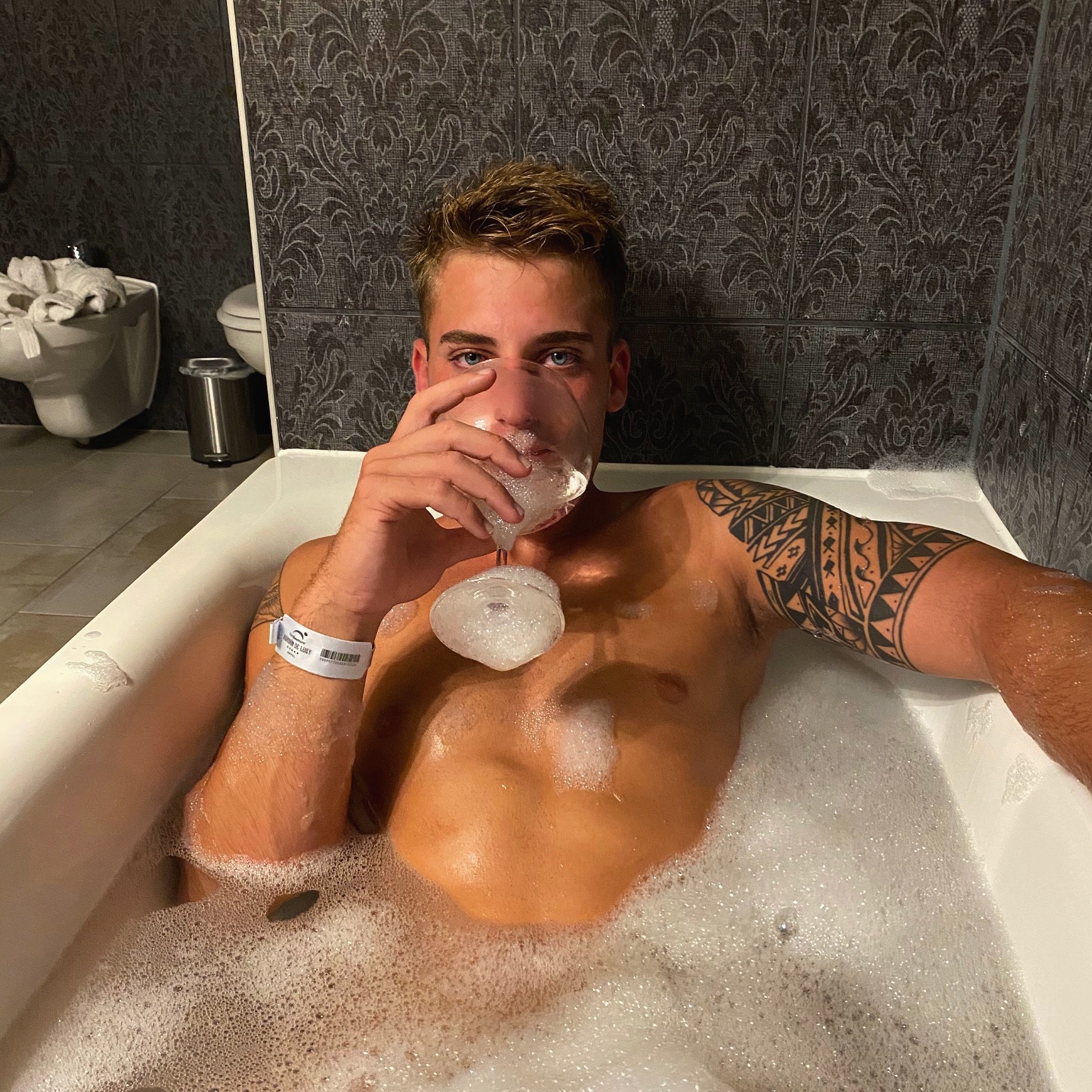 @alexnudeboy OnlyFans