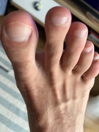 @feetmalefeet