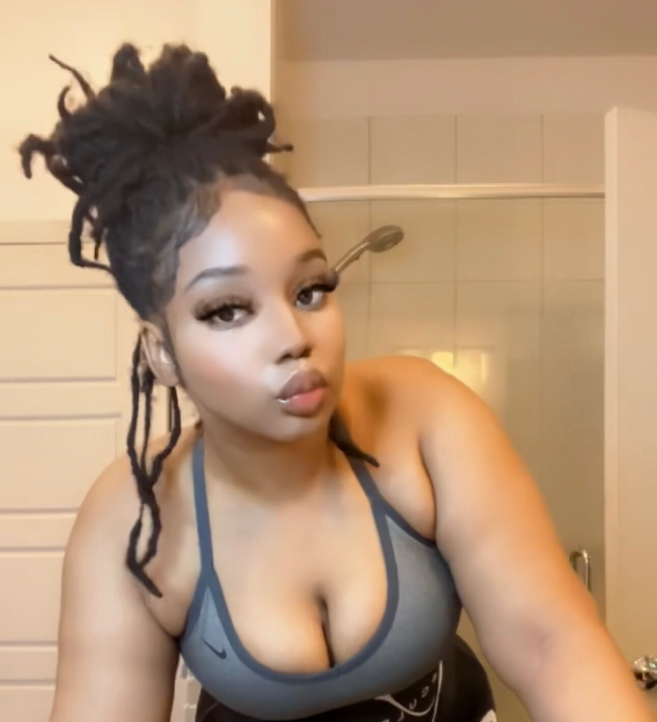 @theebonytsunade